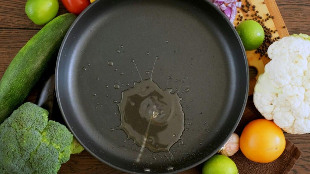 le cuisinier verse de l huile de tournesol dans une po le frire